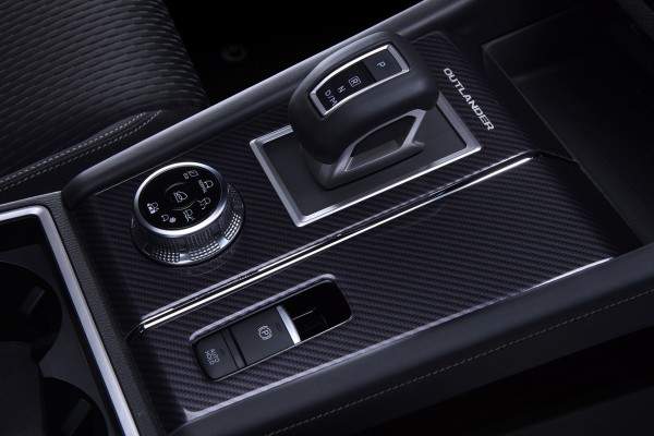 ДЕКОРАТИВНА НАКЛАДКА ЦЕНТРАЛЬНОЇ КОНСОЛІ (для авто до 2025MY)